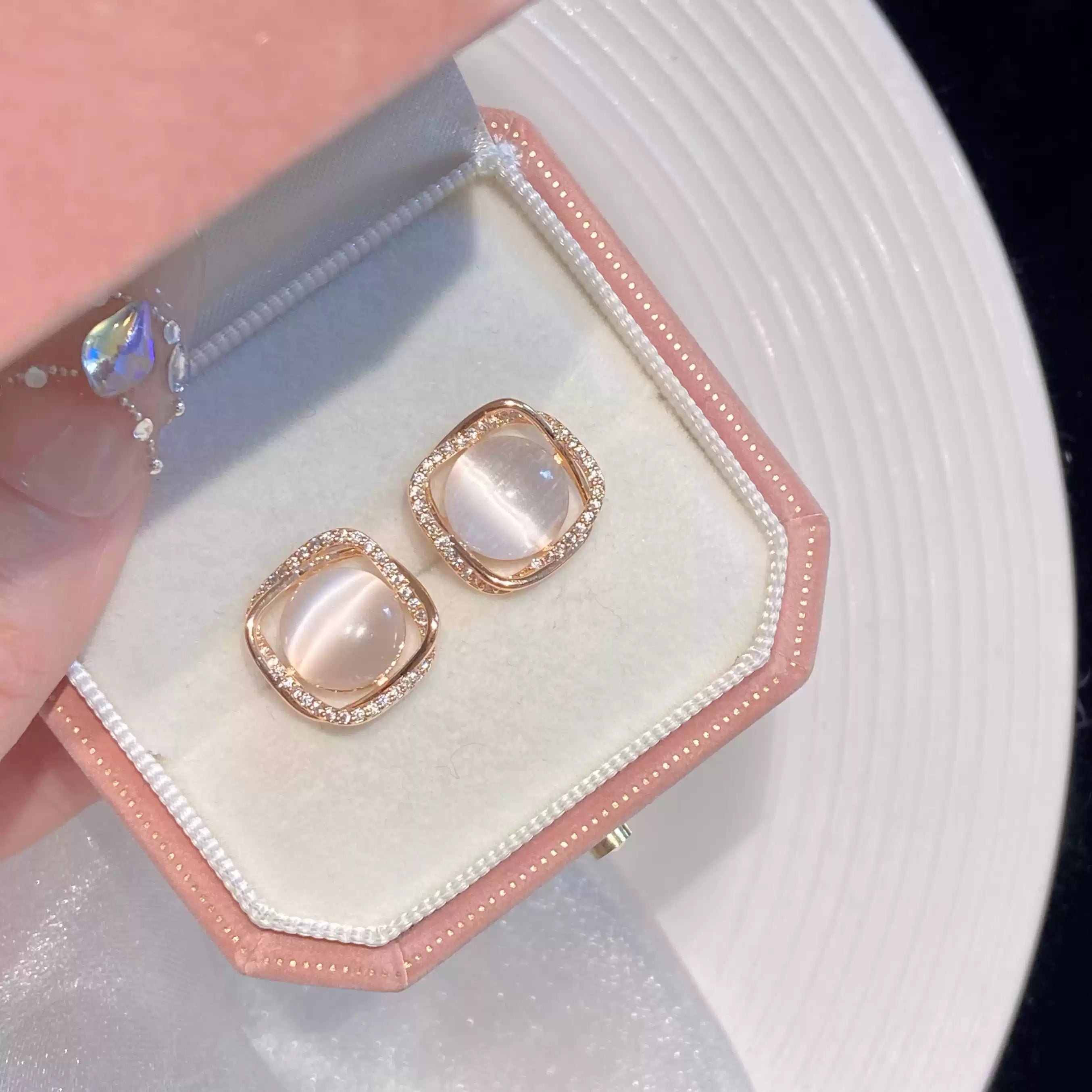 {Test Product} French cat's eye zirconia earrings mosquito disk ear clip without ear holes female earrings sterling silver senior sense of new